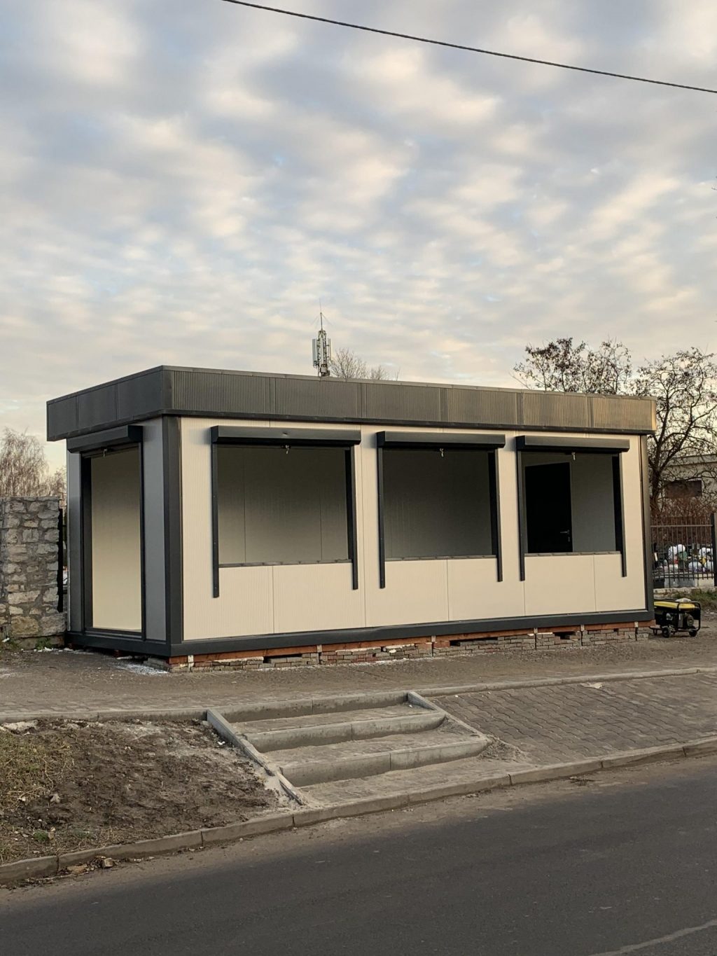 kontener-pracowniczy-z-plyty-warstwowej-innowacyjne-rozwiazanie-w-budownictwie-img
