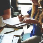 Jak zbudować skuteczny program poleceń (referral program) w usługach?